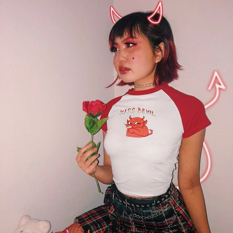 Эстетическая женская футболка с рисунком контрастного цвета футболки