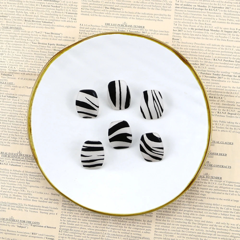 Женские серьги гвоздики в черно белую полоску GWACC большие с изогнутым дизайном