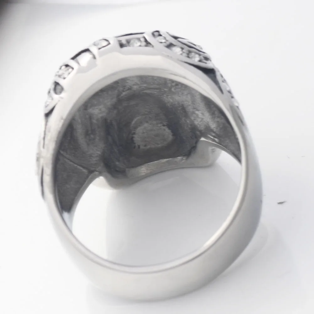 Мужское серебряное кольцо с черным черепом украшенное искусственным цирконием