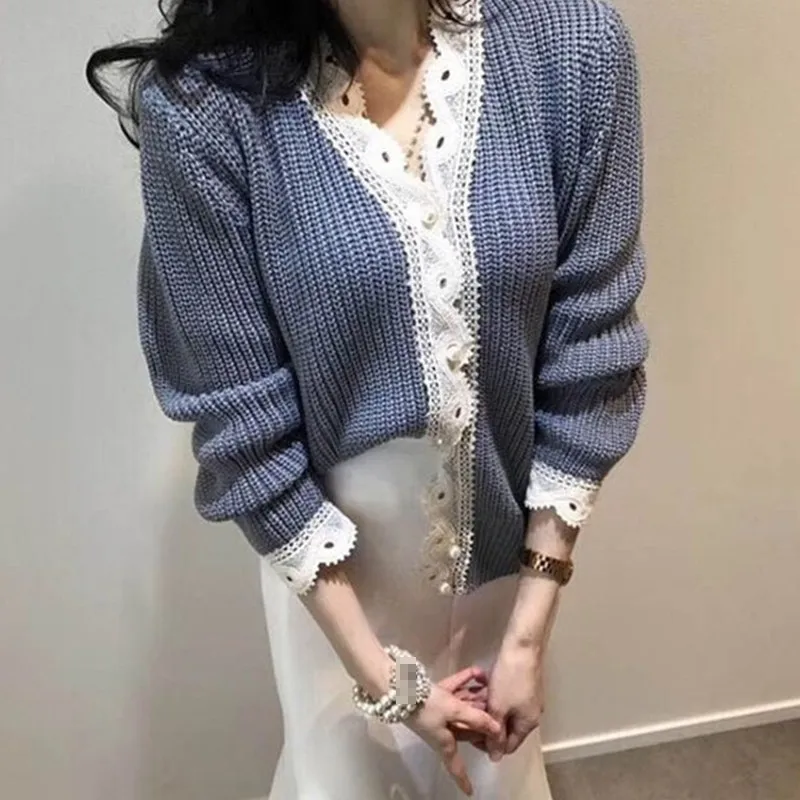 Женский трикотажный кардиган TWOTWINSTYLE осенний белый лоскутный кружевной свитер с