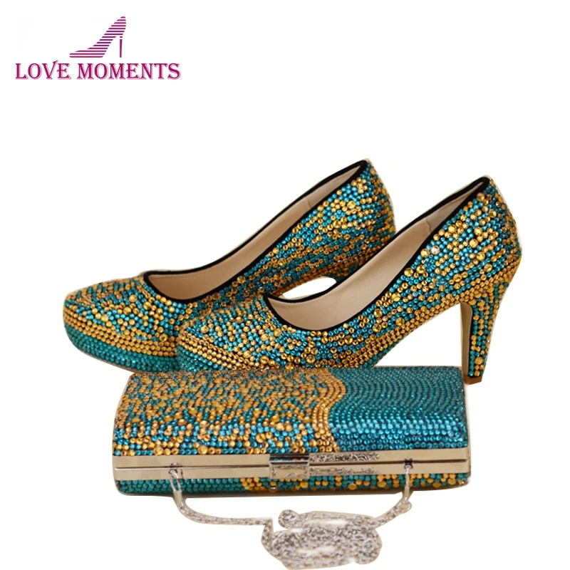 Яркие свадебные туфли с сумочкой синего и золотого цвета украшенные стразами