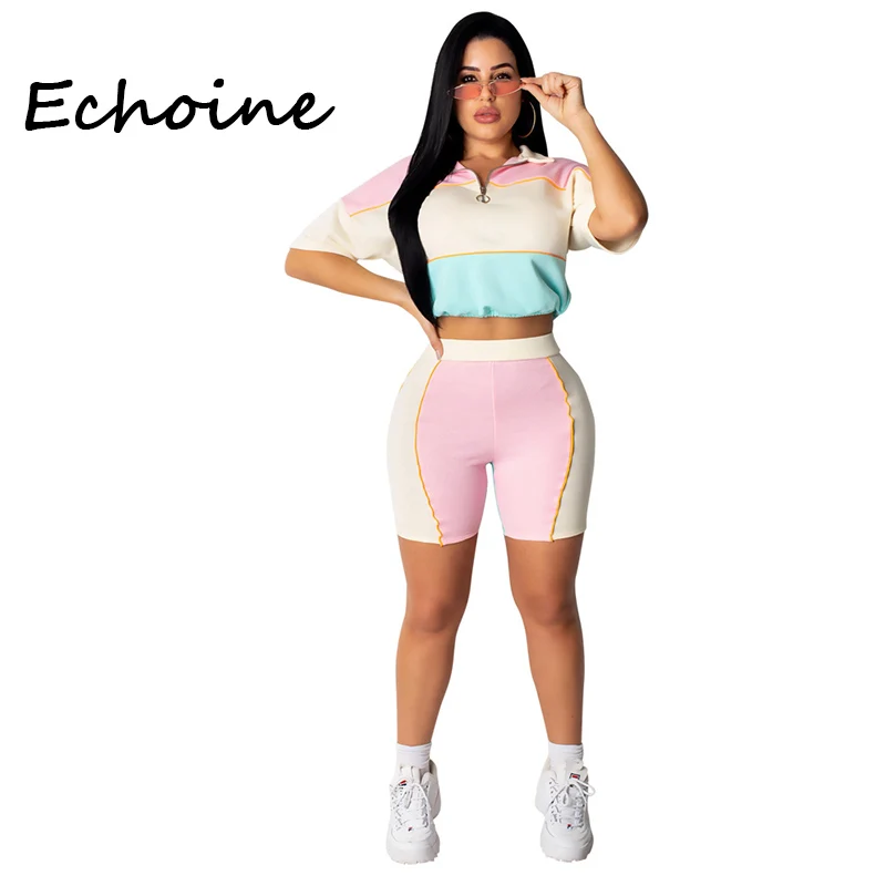 Женский спортивный костюм с коротким рукавом и отложным воротником в стиле