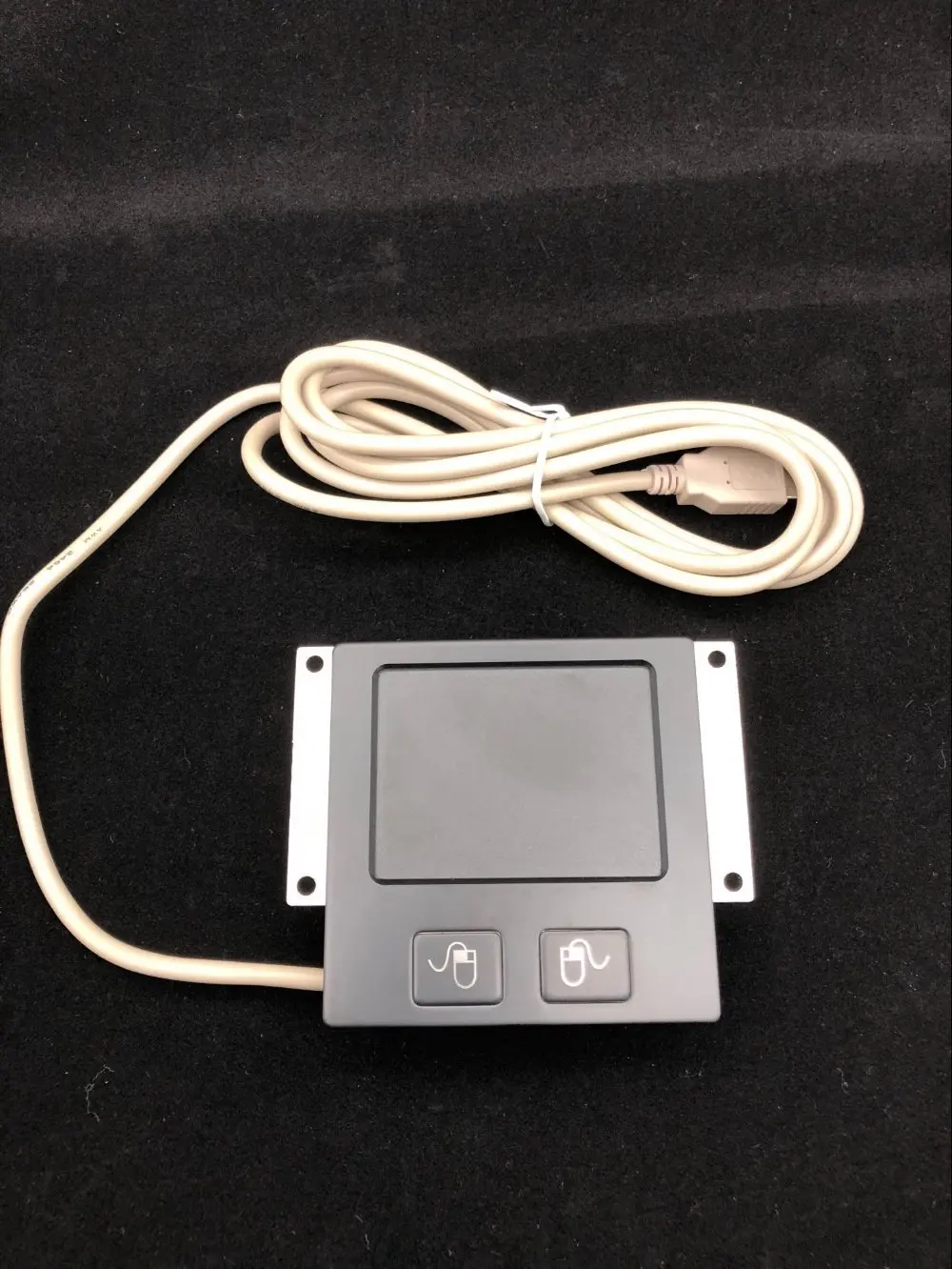 Компактная черная небольшая сенсорная панель со встроенной панелью и кнопкой