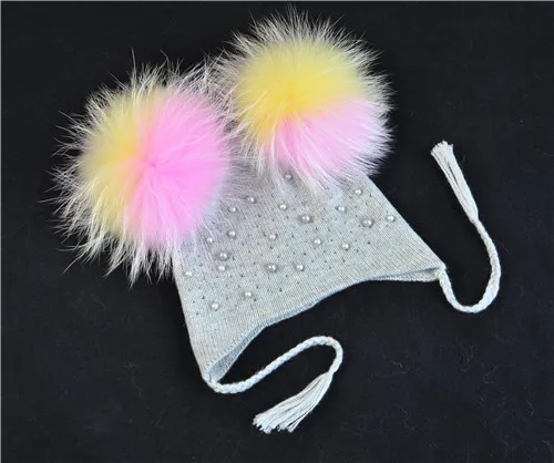 Light grey color fur Детская теплая зимняя шапка с двойным меховым помпоном, вязаная шерстяная шапка для маленьких мальчиков и девочек, Шапка-бини с помпонами из натурального меха енота - Цвет: Light grey color fur