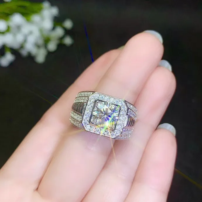 Мужские кольца Moissanite, в настоящее время самые популярные драгоценные камни, имеют высокую твердость, сравнимую с бриллиантами. 925 серебро
