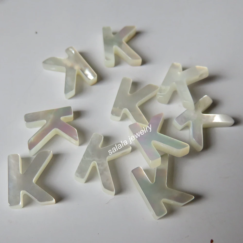 50 шт./лот с надписью K перламутровая оболочка натуральная буквенным принтом