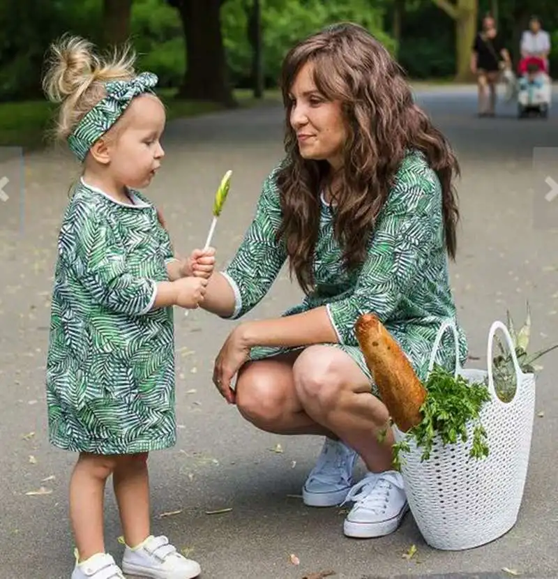 Новые зеленые платья для мамы и дочки Одинаковая одежда семьи 2018 с цветочным