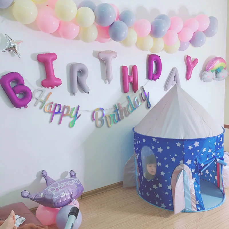 Фотообои с надписью &quotHappy Birthday&quot набор золотистых и серебристых гирлянд детский