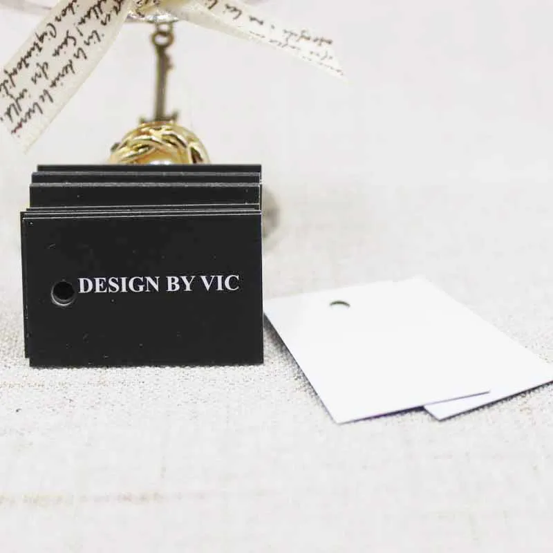 Изготовленный на заказ логотип картон глянец Черный с белым буквенным принтом 3*2