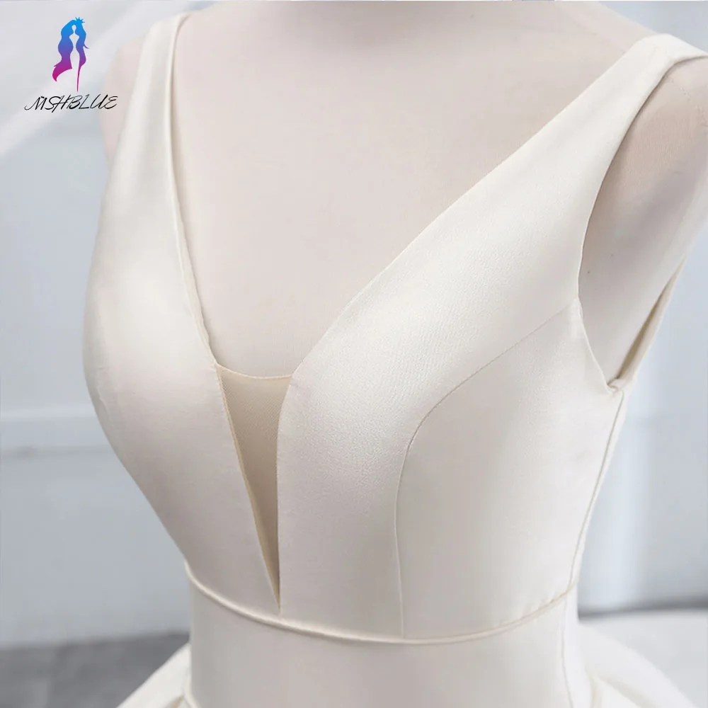 Элегантное атласное свадебное платье с глубоким v-образным вырезом бальное