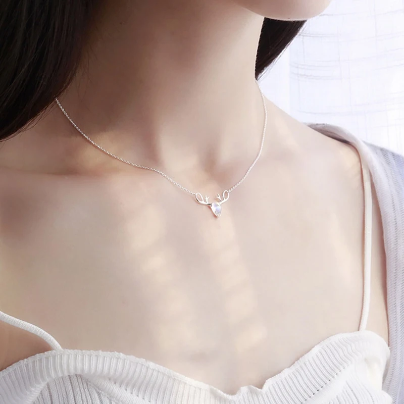 Ожерелье с кулоном из монокристаллического мунштейна в виде оленя - модный и изысканный украшения для клавикулы, подарки в радужном стиле.