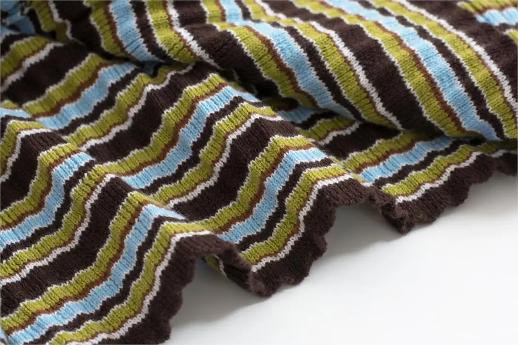 Женский винтажный свитер в полоску короткий облегающий с отложным воротником на