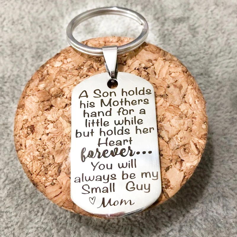 

Custom Engraved Creative Keychain A Son Holds His Mother Hand For A Litter Her Heart Key Holder Men Jewelry New Fashion Key Ring