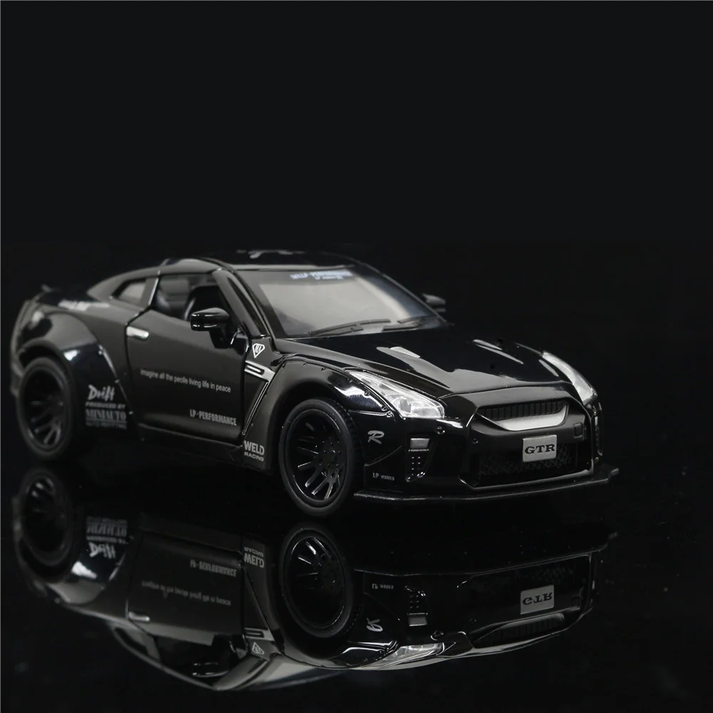 Автомобильная модель 1:32 Nissan GTR из сплава со звуком и светом с обратной связью для