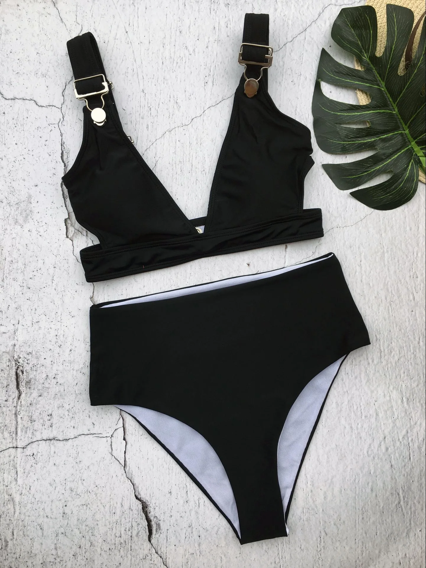 Женский комплект из двух предметов белый с бюстгальтером пуш-ап и трусиками