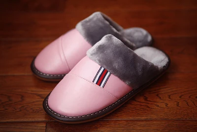 Pink Зимние домашние тапочки из натуральной кожи; теплая удобная домашняя обувь из овечьей кожи; нескользящие Повседневные тапочки для мужчин и женщин - Цвет: Pink