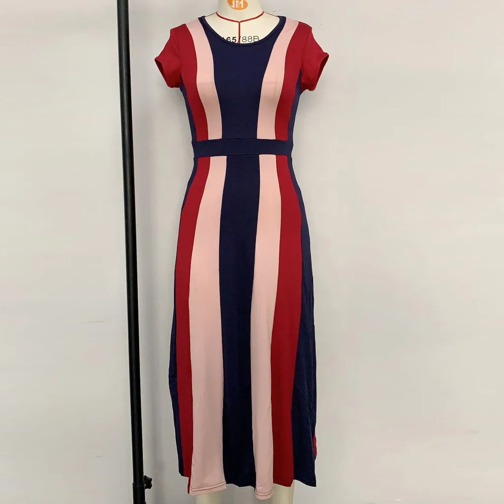 Женское облегающее платье в полоску с коротким рукавом и круглым вырезом |