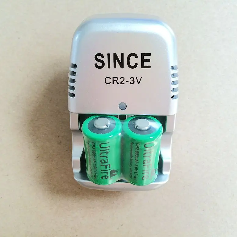 Новое зарядное устройство 3 V CR2 + 4 шт .. 15270 800 mAh аккумуляторная батарея цифровая