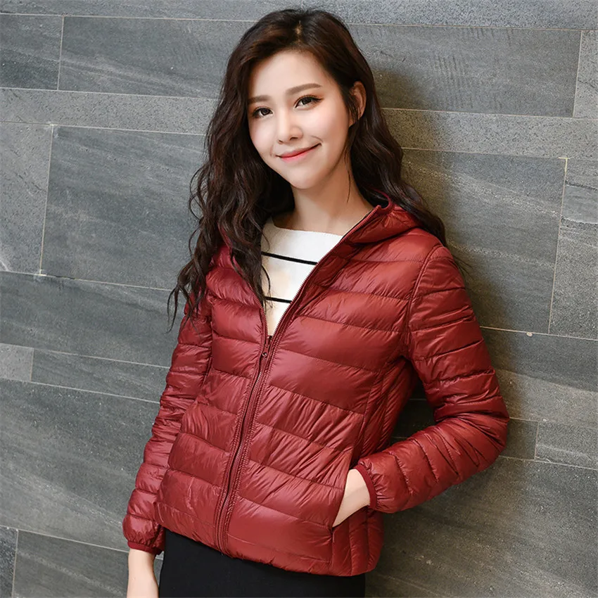 Женский короткий пуховик с капюшоном легкий тонкий большого размера на белом