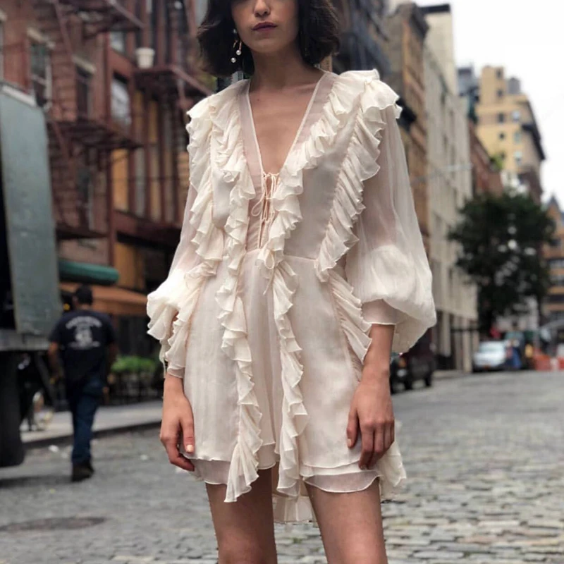 Высокое качество белого и черного цвета дизайнерские туфли на 2019 рюшами