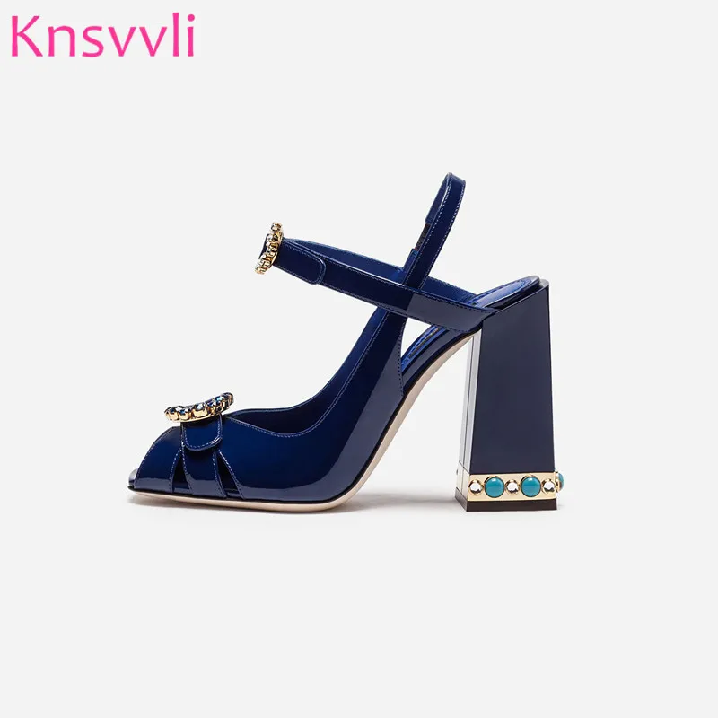 Женские сандалии на высоком массивном каблуке с цветочным принтом и стразами