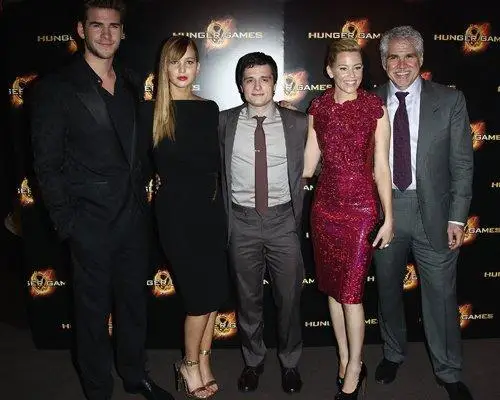 Привлекательное платье с молнией на спине длинным рукавом и открытой спиной