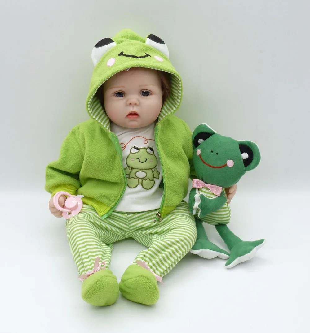 Forrsdor56cm обаятельный младенец Adora Lifelike малыш куклы с зеленым трехштучным комплектом и игрушкой-лягушкой, сделанные из силикона.