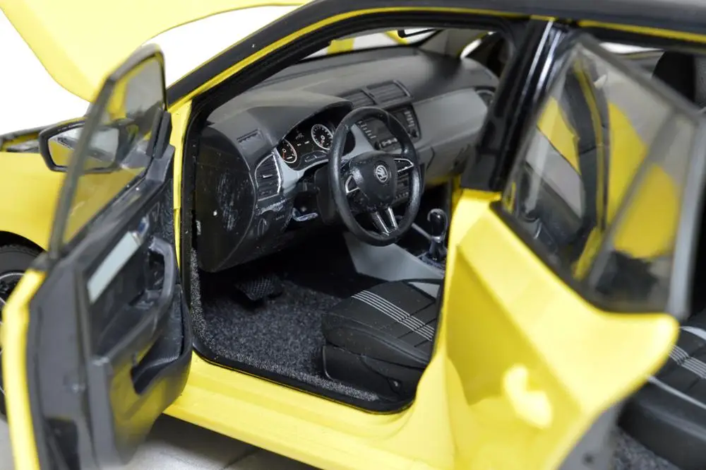 1/18 1:18 1 18 весы Skoda новый Fabia 2015 желтый Статический Моделирование литья под