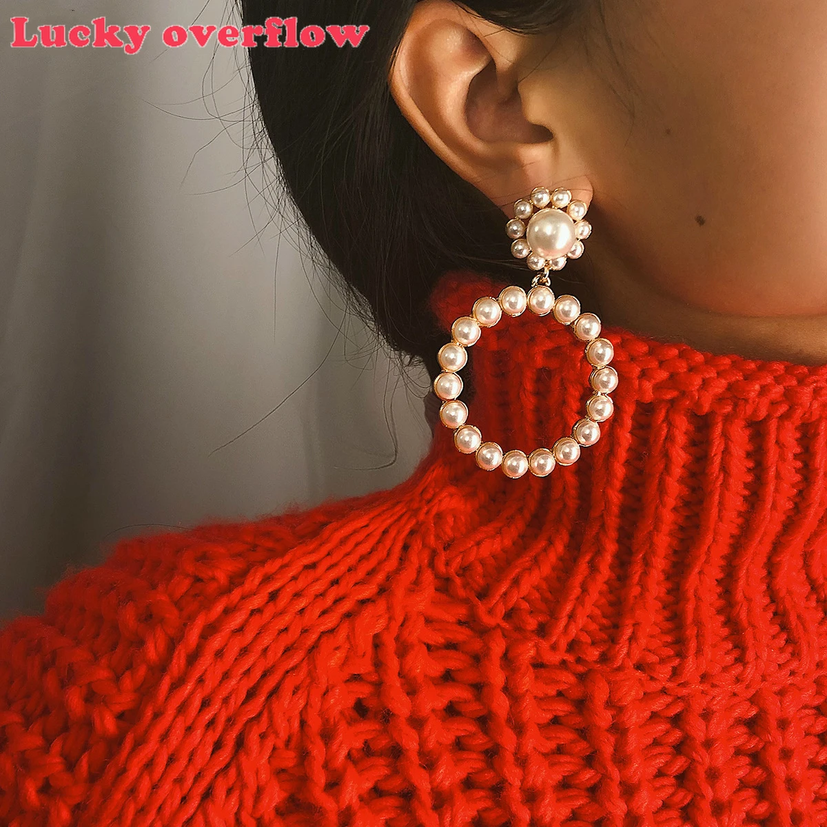 Женские серьги подвески с круглым кулоном эффектные свадебные жемчугом