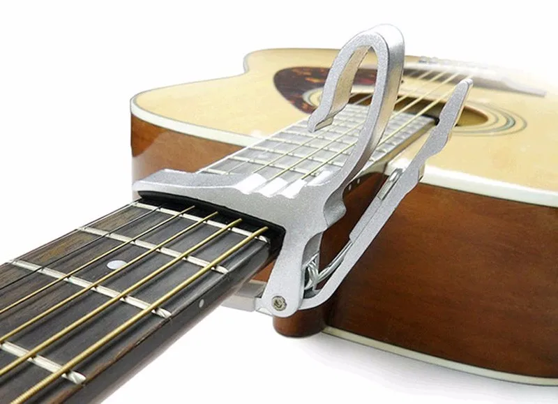 Укулеле с маленьким тональным зажимом музыкальная гитара в фольклорном стиле