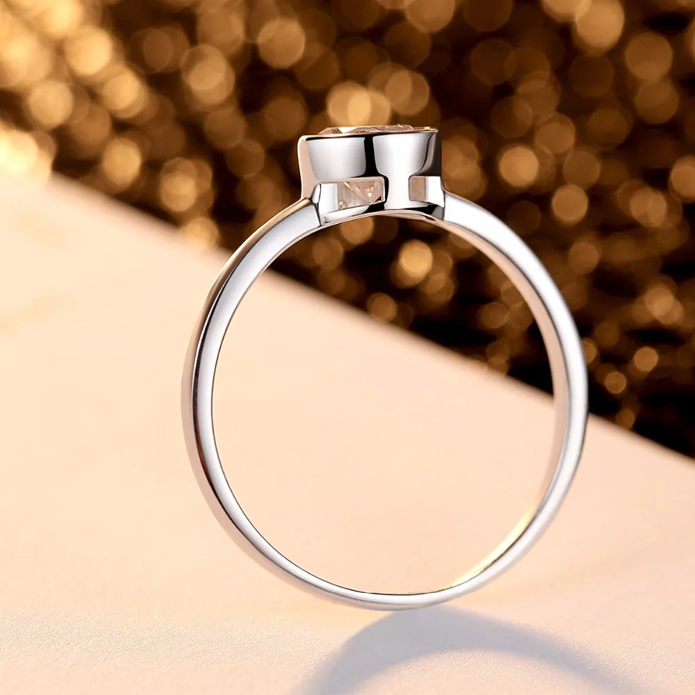 Кольцо из серебра 925 пробы с круглой неизменной элегантностью и кристаллом