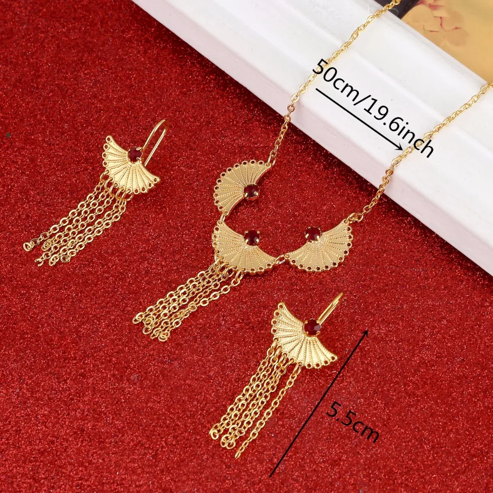 Женский комплект ювелирных изделий золотистого цвета из колье и серёг |