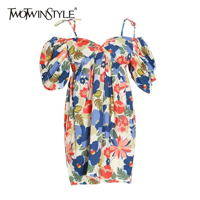 Платье TWOTWINSTYLE Пляжное мини-платье с вырезом лодочкой и рукавами-фонариками 2020 |