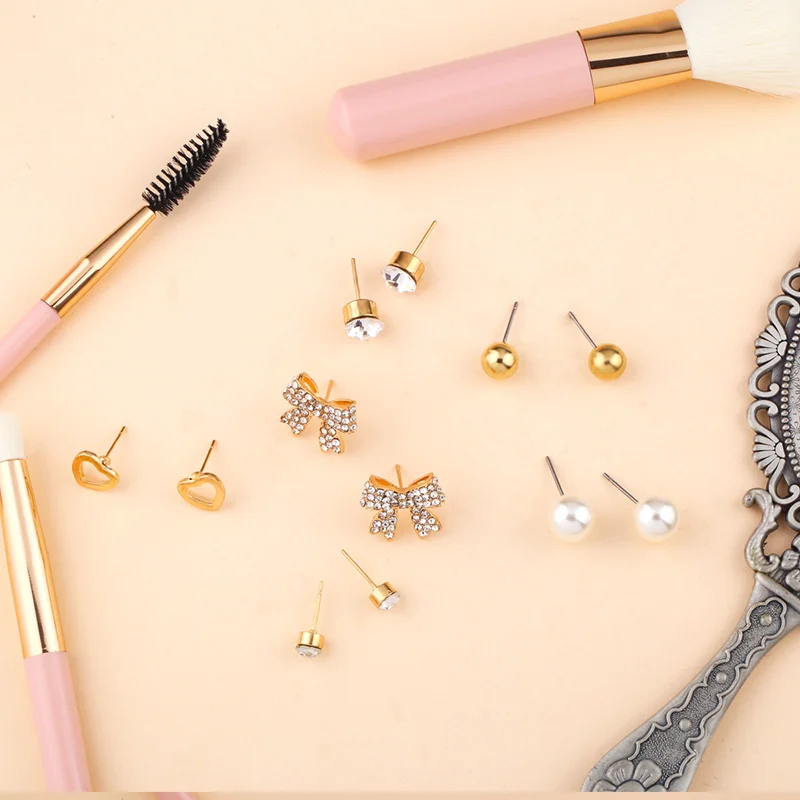 Женские серьги-гвоздики в стиле панк с золотыми стразами и кристаллами набор