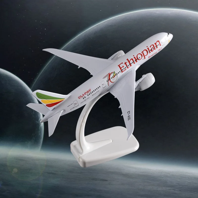 Модель самолета в честь празднования 70 летия модель Боинг из эфиопского сплава
