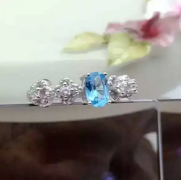 Женское кольцо из серебра 100% пробы с натуральным голубым топазом 4 Х6 мм |