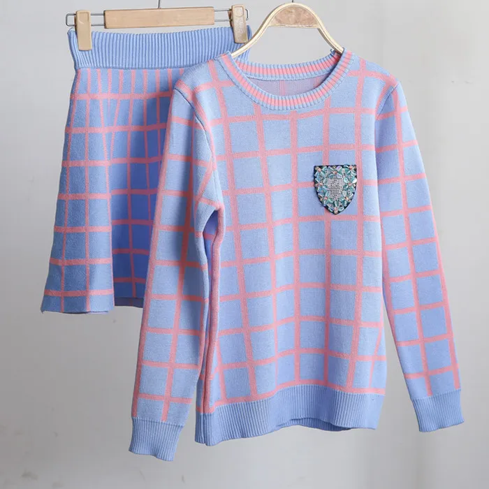 Женский комплект из 2 предметов трикотажный свитер с капюшоном и юбка в клетку