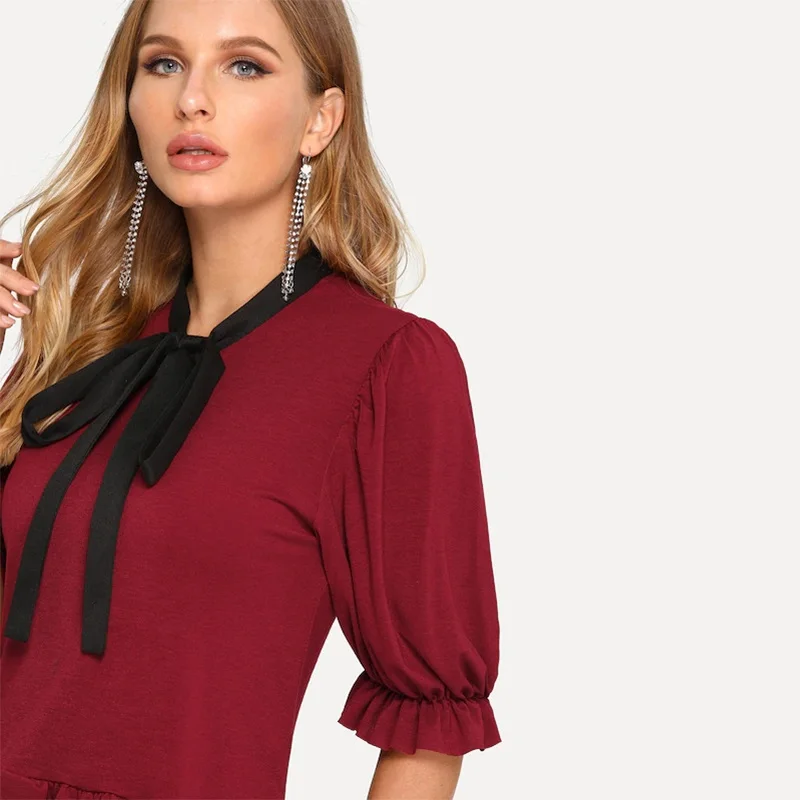 Женская плиссированная блузка бордового цвета на шнуровке с оборками рукавом