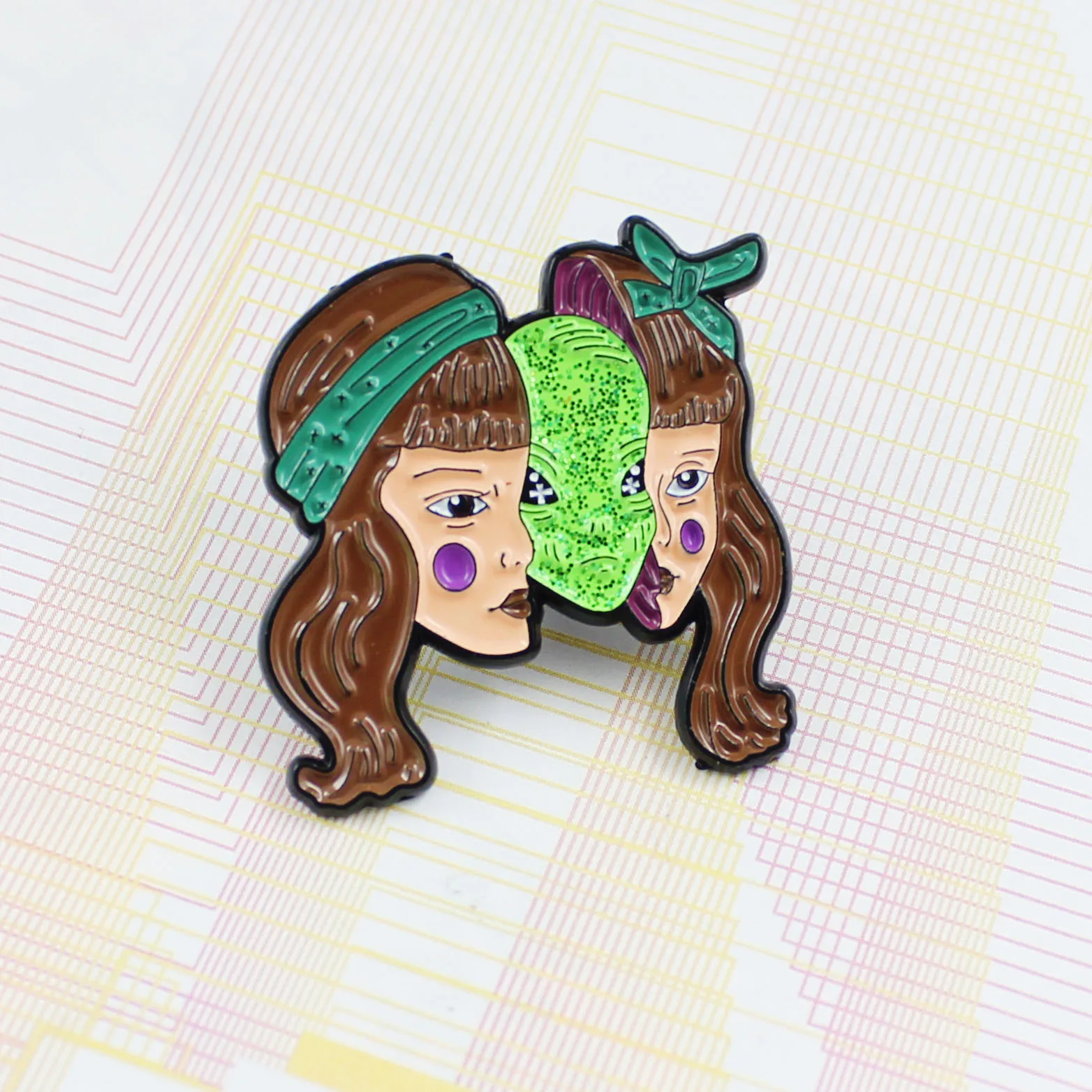 Оригинальное лицо девушки с бантом Hairdress зажатая зеленая брошь инопланетянина
