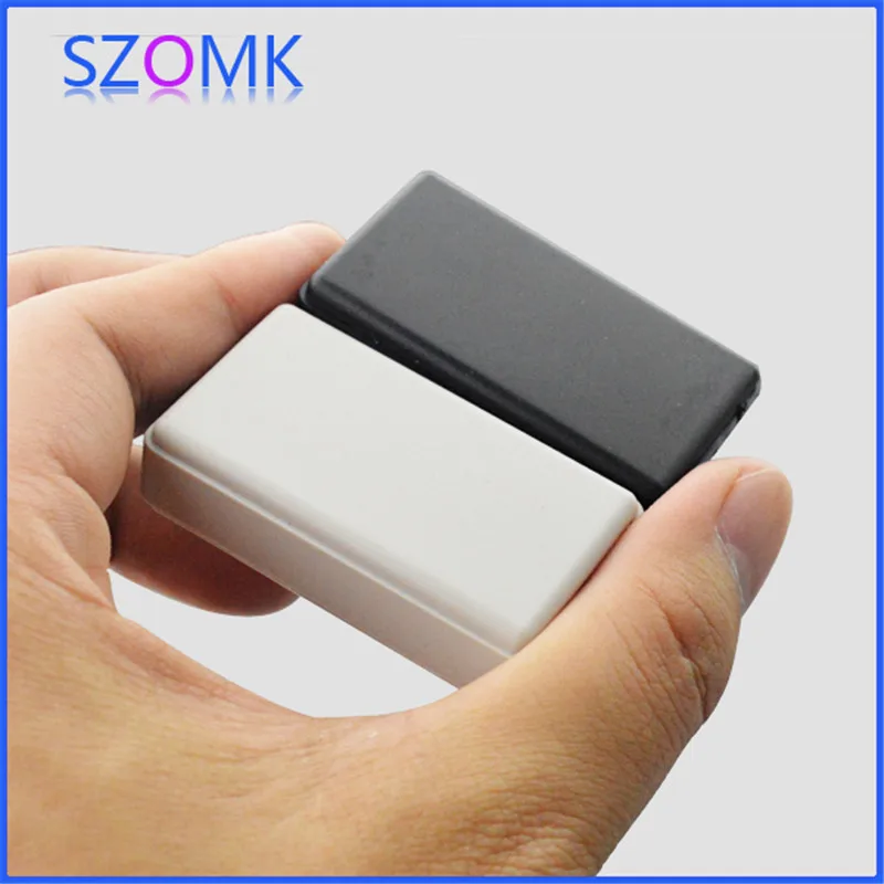 В комплекте 2 шт. маленький пластиковый корпус из АБС пластика в коробке черного и