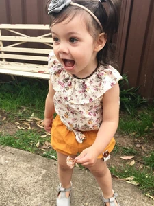 Комплект из двух предметов: топ с оборками и шорты с бантом для маленьких девочек