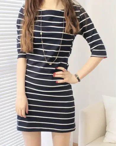 Достаточно в наличии летнее платье с круглым вырезом и коротким рукавом