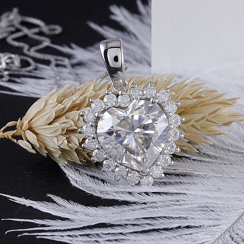 Transgems 14 к белого золота центр 5ct 11 мм F-G Цвет Прозрачное Сердце Cut Moissanite подвеска ореол цепочки и ожерелья с акцентами для женщин