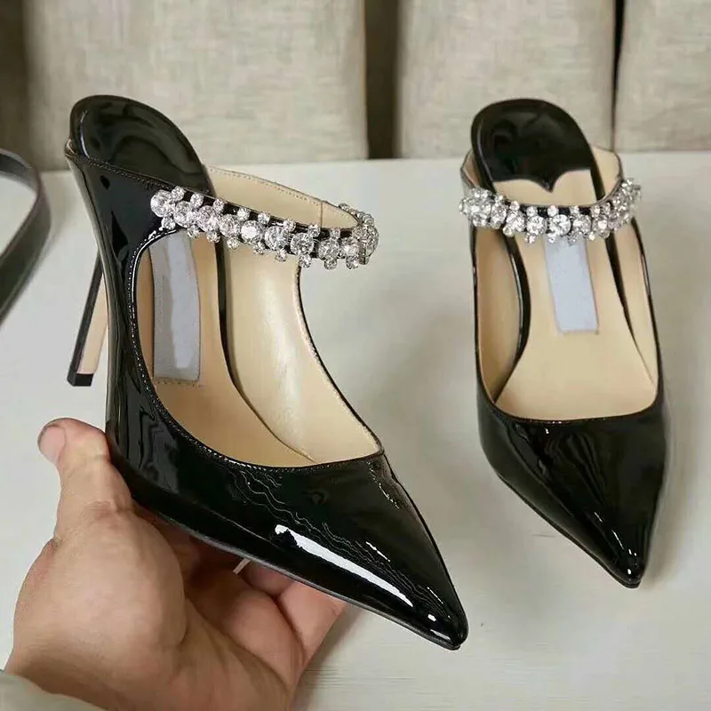 Женские сандалии-гладиаторы с острым носком украшенные стразами и цепочкой на