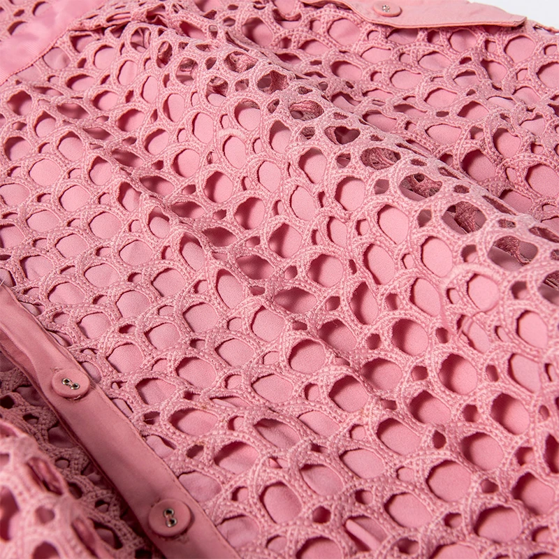 Женское асимметричное платье розовое ажурное подиумное с открытым плечом и