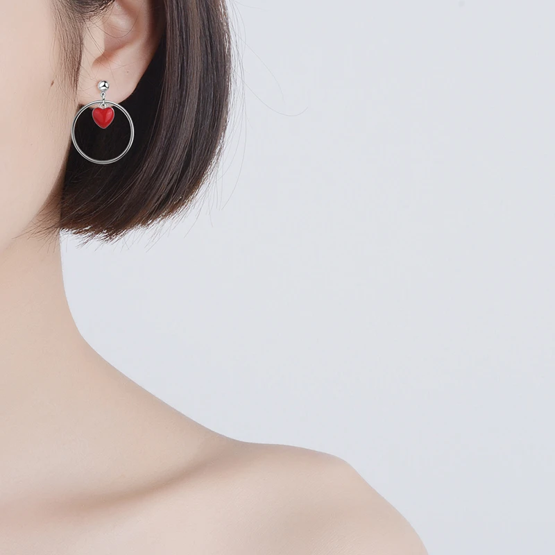 Серьги асимметричные женские из серебра 925 пробы с красным сердцем
