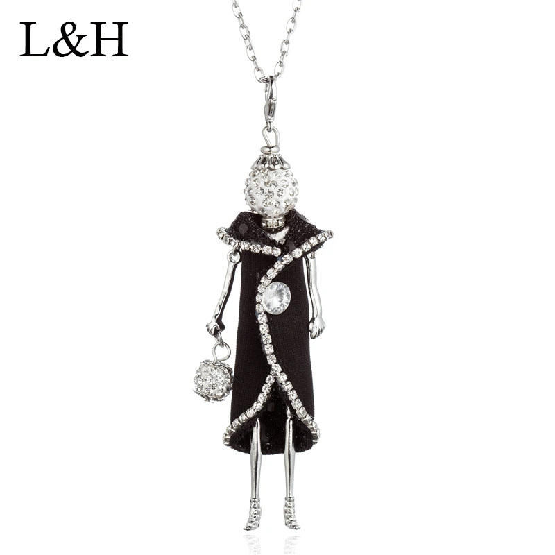 Милое черно белое пальто нарядная кукла эффектные ожерелья и подвеска на