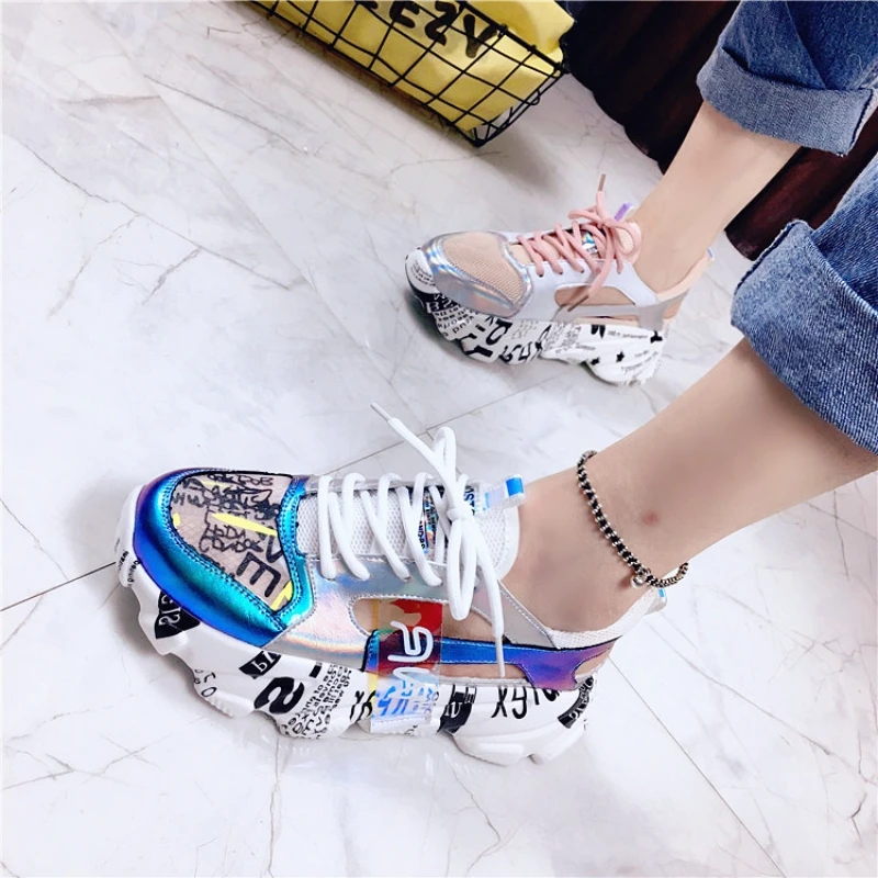 Кроссовки женские сетчатые на толстой подошве дышащие сникерсы с граффити