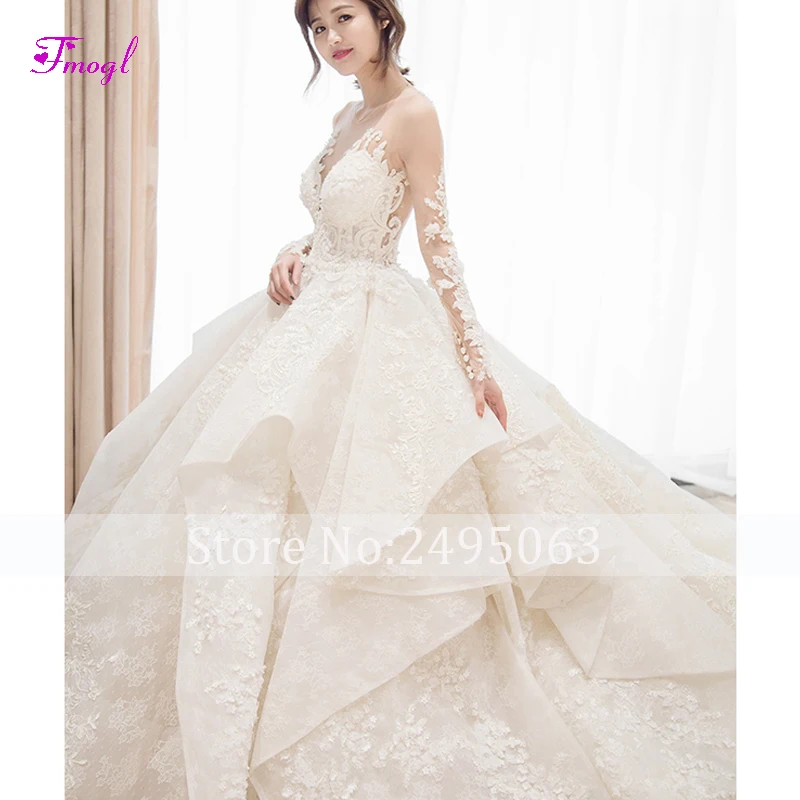 Великолепное свадебное платье трапециевидной формы с аппликацией в виде часовни