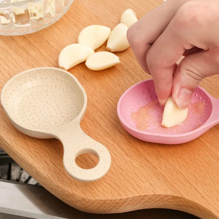 

Spoon Shape Garlic Presses Grater Kitchen Tool Ginger Garlic Mills Shredder Grinder Grinding Spice Grater Finger Protector *1pc
